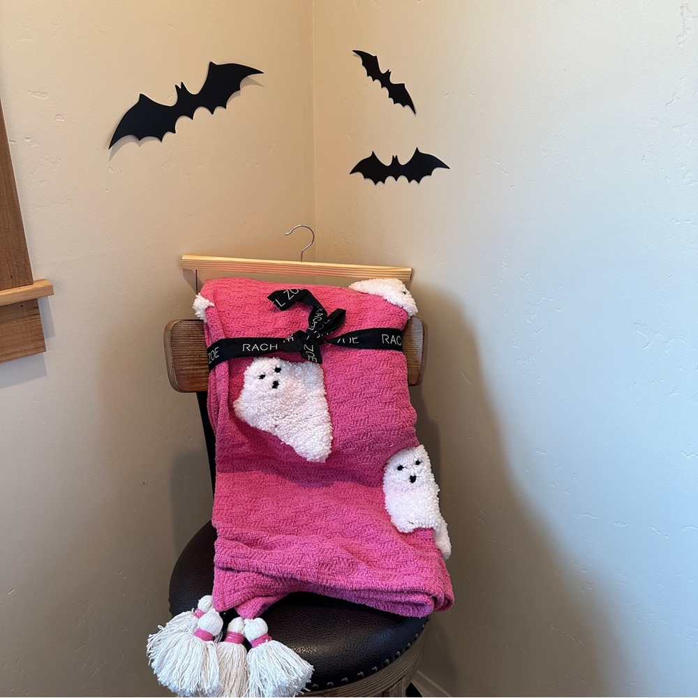 NEW Pink Ghost Throw Blanket 50” x 60” - Picture 8 of 8